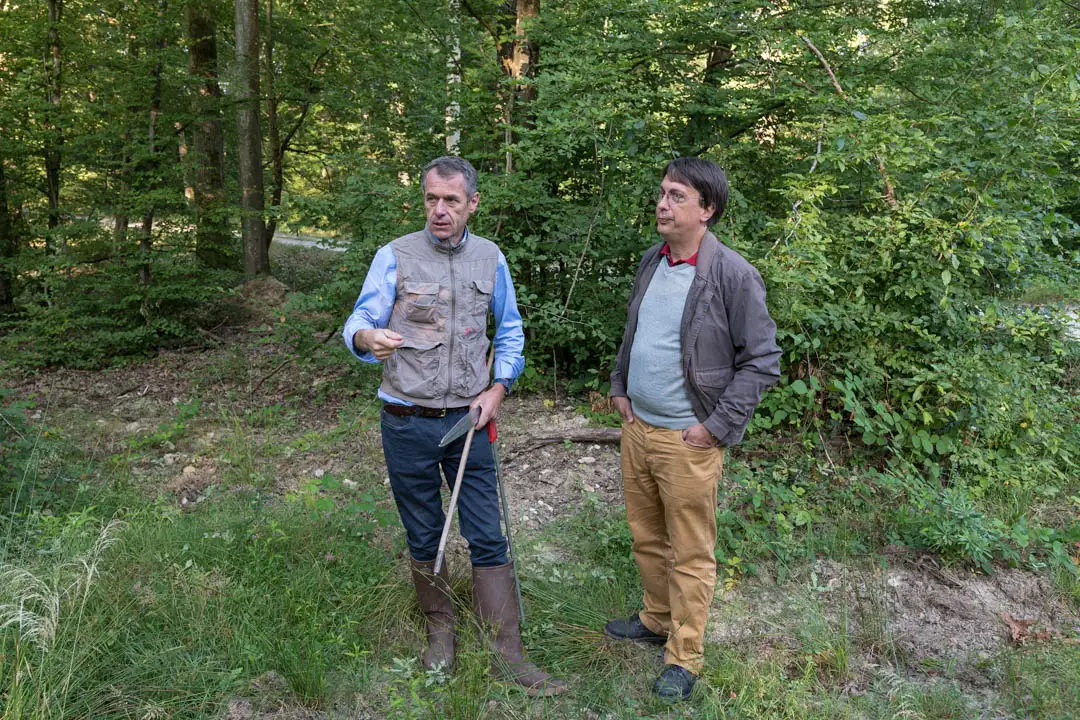 Photo du président de Savinianne et d'un expert forestier en forêt